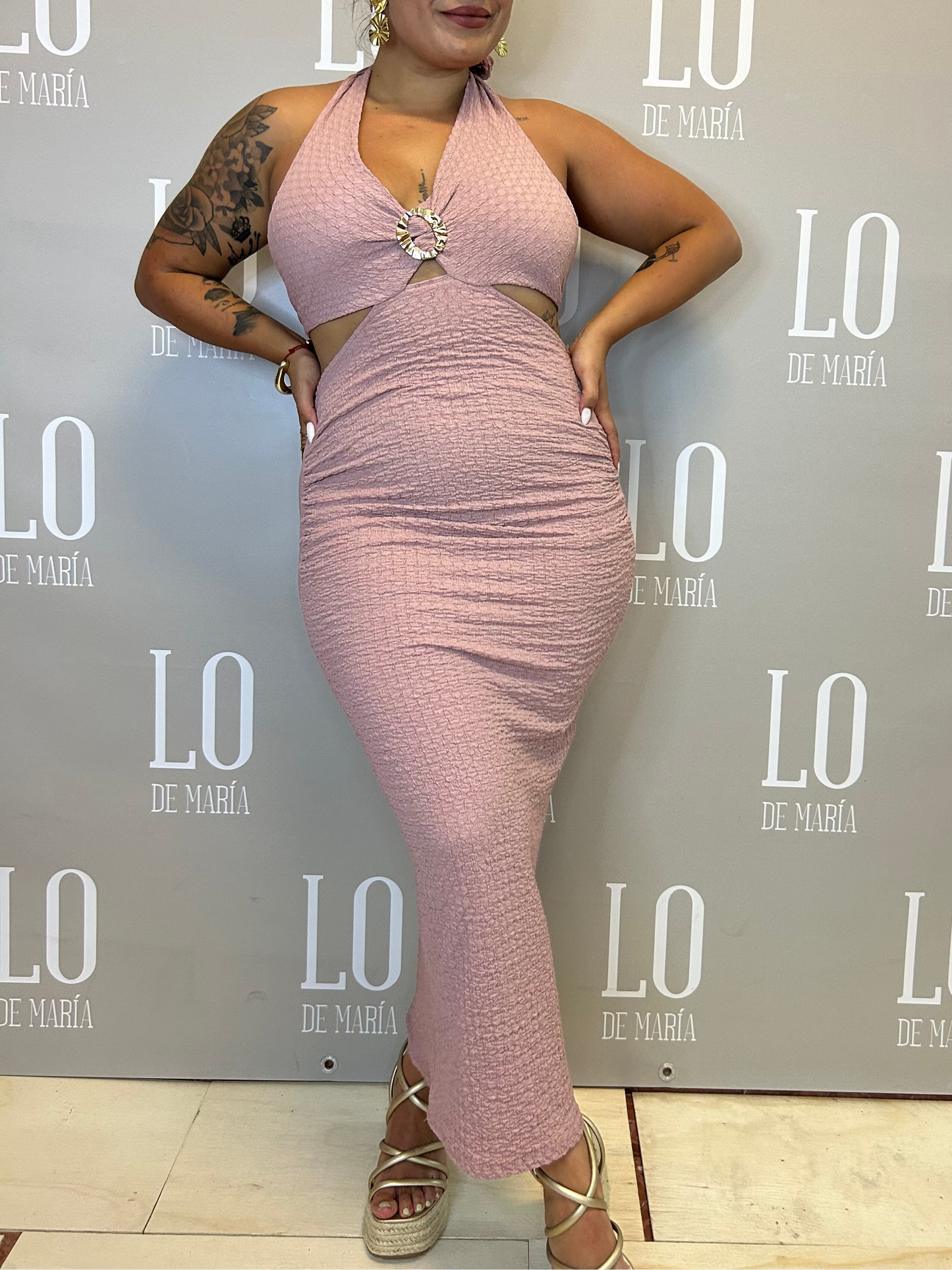 VESTIDO ABERTURAS ABALORIO CHICLE