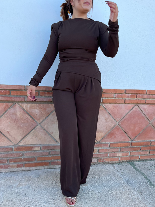 CONJUNTO MOCCA ASIMETRICO MARRON