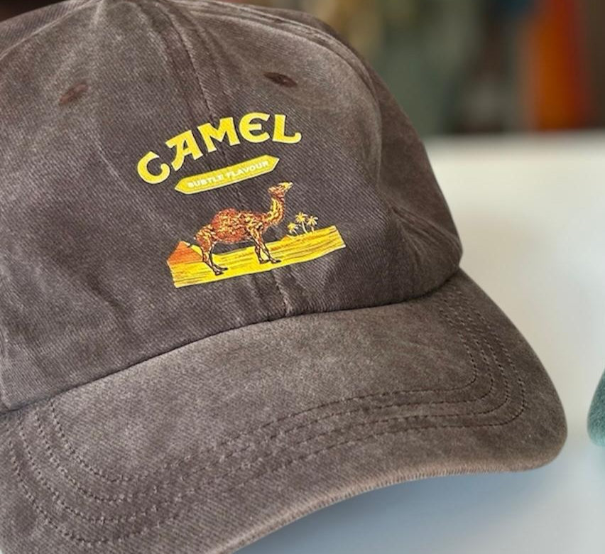 GORRA CAMEL EFECTO DESGASTADO