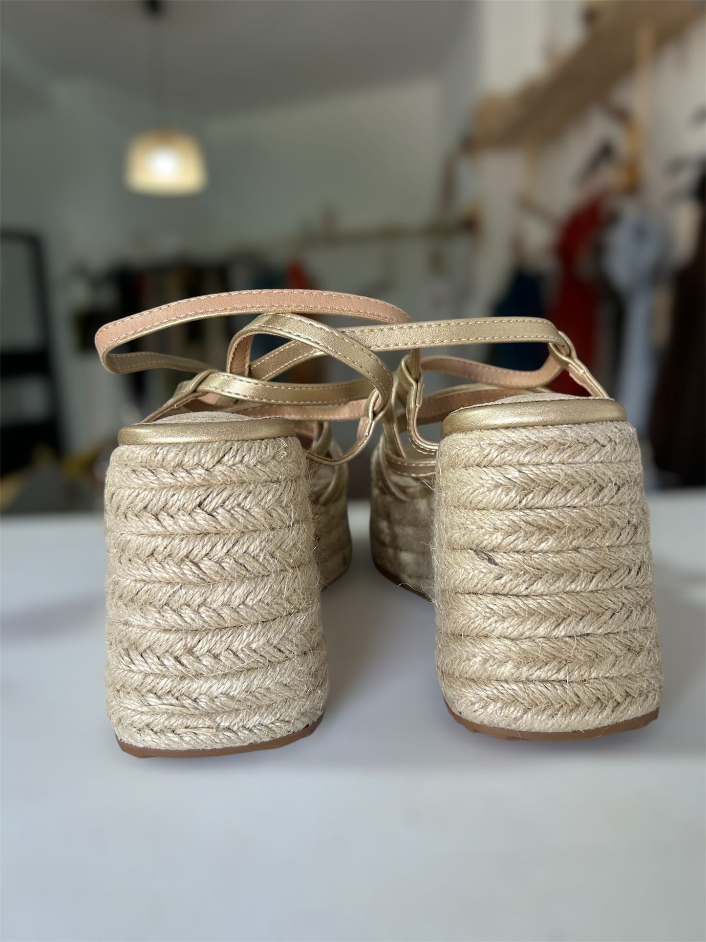 SANDALIA CUÑA TIRAS DORADA
